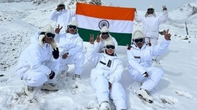 Captain Geetika Koul along with Indian Army soldiers in Siachen. Captain Geetika Koul along with Indian Army soldiers in Siachen.