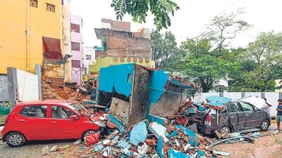 Gusty winds with speeds of 90 kmph to 110 kmph lashed the coastline and the storm is expected to gradually weaken, says an official of the state’s cyclone warning centre. (HT Photo)