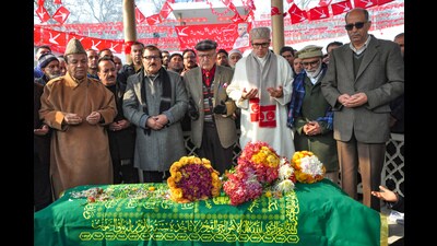 Jammu and Kashmir National Conference vice president Omar Abdullah, along with party leaders, offering prayers to party founder Sheikh Mohammad Abdullah on his 118th birth anniversary at Naseem Bagh, Hazratbal, in Srinagar on Tuesday. (ANI) Jammu and Kashmir National Conference vice president Omar Abdullah, along with party leaders, offering prayers to party founder Sheikh Mohammad Abdullah on his 118th birth anniversary at Naseem Bagh, Hazratbal, in Srinagar on Tuesday. (ANI)