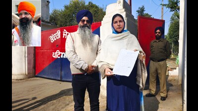 Kamaldeep Kaur, sister of death row convict Balwant Singh Rajoana, shows a letter given by him, in Patiala on Tuesday. (Rajesh Sachar) Kamaldeep Kaur, sister of death row convict Balwant Singh Rajoana, shows a letter given by him, in Patiala on Tuesday. (Rajesh Sachar)