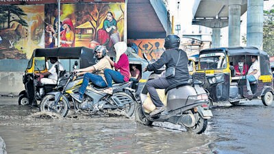Mumbai, India - Dec 05, 2023 : BMC 300 mm diameter pipeline burst Near Toll Plaza at Dahisar, in Mumbai, India, Tuesday, Dec 05, 2023. (Photo by Vijay Bate/HT Photo) Mumbai, India - Dec 05, 2023 : BMC 300 mm diameter pipeline burst Near Toll Plaza at Dahisar, in Mumbai, India, Tuesday, Dec 05, 2023. (Photo by Vijay Bate/HT Photo)