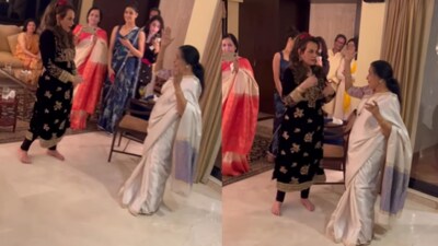 Asha Bhosle and Mumtaz dancing together. (Instagram/@Mumtaz) Asha Bhosle and Mumtaz dancing together. (Instagram/@Mumtaz)
