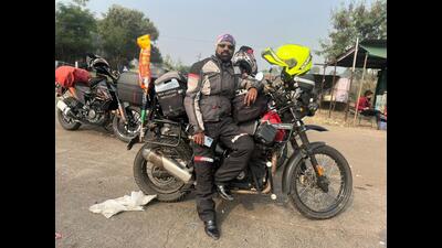 The final rites of the biker were conducted on Monday evening in the presence of thousands of villagers and fellow bikers. The final rites of the biker were conducted on Monday evening in the presence of thousands of villagers and fellow bikers.