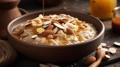 Oatmeal: Loaded with fibre, oats can help manage blood pressure by keeping cholesterol in check and promoting a feeling of fullness.&nbsp; (Freepik)