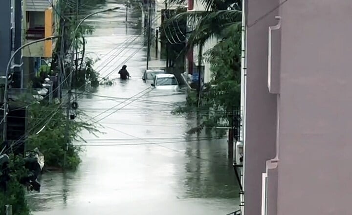 Chennai: A view of the waterlogged road following heavy rainfall triggered by cyclone Michaung, in Chennai on Monday. (ANI) Chennai: A view of the waterlogged road following heavy rainfall triggered by cyclone Michaung, in Chennai on Monday. (ANI)
