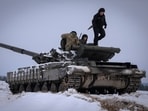 Russia-Ukraine War: Ukrainian soldiers practice on a tank during military training in Ukraine. Russia-Ukraine War: Ukrainian soldiers practice on a tank during military training in Ukraine.