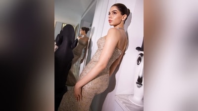 With the help of makeup artist Tanvi Chemburkar, Khushi got decked up in nude eyeshadow, winged eyeliner, mascaraed lashes, contoured cheeks, glowing highlighter and a shade of glossy pink lipstick. (Instagram/@khushi05k) With the help of makeup artist Tanvi Chemburkar, Khushi got decked up in nude eyeshadow, winged eyeliner, mascaraed lashes, contoured cheeks, glowing highlighter and a shade of glossy pink lipstick. (Instagram/@khushi05k)