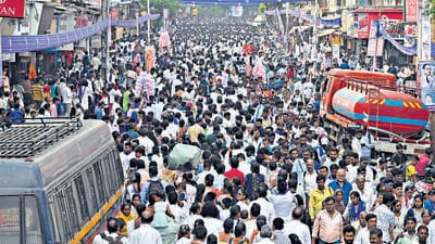 Ambedkar`s folowers gathered at Chaityabhumi in Dadar to play tributes to Dr. B R Ambedkar on his 67 death annivesary. The death anniversary of the chief architect of the Constitution is observed as Mahaparinirvan Din