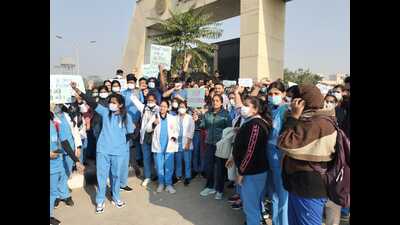 The protesting staff stayed out of the out-patient department (OPDs) while nurses reported to work in the emergency ward and intensive care unit (ICU). (HT photo) The protesting staff stayed out of the out-patient department (OPDs) while nurses reported to work in the emergency ward and intensive care unit (ICU). (HT photo)