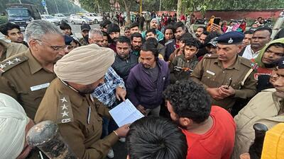 The victim’s family and relatives continued to block the Sector-25 intersection in Chandigarh, impeding traffic flow. Accusing the councillor’s husband of conspiring the attack on Ajay, they refused to allow autopsy till he was arrested. They eventually lifted the demonstration. (HT PHOTO)