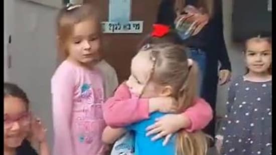 A video of Aloni meeting with her little friends at her kindergarten school, has gone viral on social media. (X(formerly Twitter)/@AvivaKlompas)