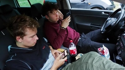 Researchers are looking to understand whether there is a link between screen time and negative mental health outcomes. (Frank Sorge/IMAGO)