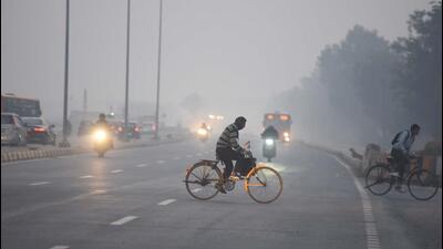 Cold and smoggy conditions in South Delhi on Thursday morning. (Parveen Kumar/HT Photo)