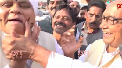 Congress MLA Phool Singh Baraiya getting his face blackened. Congress MLA Phool Singh Baraiya getting his face blackened.