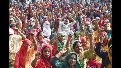Sanitation workers protest near Sadar Bazaar in Gurugram on Thursday. (Parveen Kumar) Sanitation workers protest near Sadar Bazaar in Gurugram on Thursday. (Parveen Kumar)