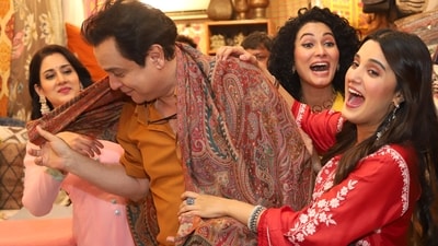 Aangan Aapno Kaa actors Mahesh Thakur, Ayushi Khurana, Aditi Rathore, Neetha Shetty were recently spotted shopping in Delhi's Janpath area. The show airs on Sony SAB from December 11, Monday to Saturday at 7.30 PM. Aangan Aapno Kaa actors Mahesh Thakur, Ayushi Khurana, Aditi Rathore, Neetha Shetty were recently spotted shopping in Delhi's Janpath area. The show airs on Sony SAB from December 11, Monday to Saturday at 7.30 PM. 