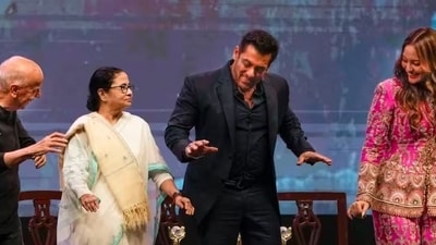 Giriraj Singh said Mamata Banerjee's 'thumka' at the film festival was not appropriate.