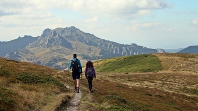 Fitness fun: Find a physical activity that both of you enjoy. Whether it's yoga, hiking, or dancing, exercising together boosts endorphins and creates a sense of accomplishment. (Unsplash)