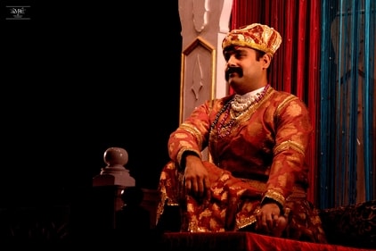 This Hinglish play, directed by Mrinal Mathur and performed by Pierrot's Troupe, portrays what would happen if Akbar's greatness is questioned in today's India. This Hinglish play, directed by Mrinal Mathur and performed by Pierrot's Troupe, portrays what would happen if Akbar's greatness is questioned in today's India.