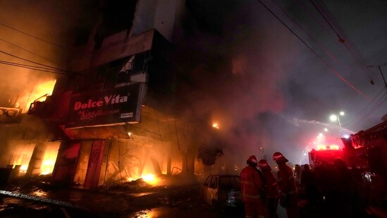 The incident occurred on Wednesday when a six-storey commercial-cum-residential building named Arshi Shopping Centre caught fire on Shahrah-e-Pakistan near Ayesha Manzil in District Central's Federal B Area.&nbsp;(AP)