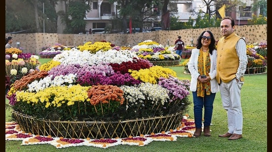 Dr Rajni Thareja and Sanjay Thareja, who clinched 19 prizes at the 35th Annual Chrysanthemum Show, with one of their flower arrangements at Terraced Garden in Chandigarh. (Keshav Singh/Hindustan Times)