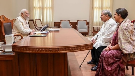 The image shows Smriti Irani and her dad sitting opposite PM Modi. (Instagram/@smritiiraniofficial)