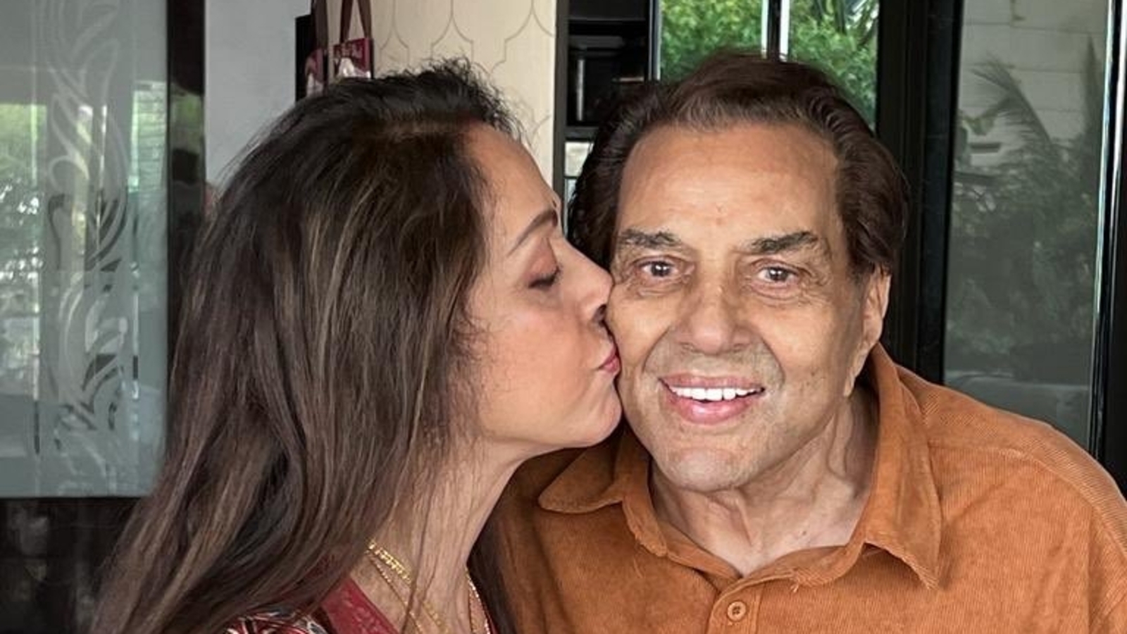 Hema Malini wishes 'dearest life partner' Dharmendra on 88th birthday | Bollywood - Vimarsana News