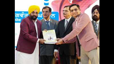 CM Bhagwant Mann hands over an appointment letter to a newly-recruited staff nurse in Faridkot on Friday. (HT photo) CM Bhagwant Mann hands over an appointment letter to a newly-recruited staff nurse in Faridkot on Friday. (HT photo)