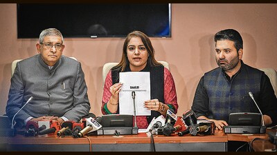 Mayor Shelly Oberoi flanked by deputy mayor Aaley Mohammad Iqbal (right) and AAP councillor Mukesh Goel at a press conference at the municipal headquarters on Friday. (Raj K Raj/HT Photo) Mayor Shelly Oberoi flanked by deputy mayor Aaley Mohammad Iqbal (right) and AAP councillor Mukesh Goel at a press conference at the municipal headquarters on Friday. (Raj K Raj/HT Photo)