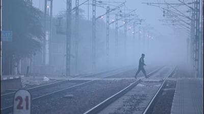 People go for morning walks amid dense fog in Dwarka, southwest Delhi on Friday. (Vipin Kumar/ HT Photo)