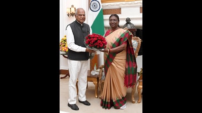 Punjab governor Banwarilal Purohit calls on President Droupadi Murmu, at Rashtrapati Bhavan, in New Delhi. (ANI) Punjab governor Banwarilal Purohit calls on President Droupadi Murmu, at Rashtrapati Bhavan, in New Delhi. (ANI)