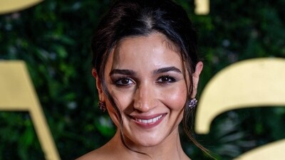 <p>Alia Bhatt walks the red carpet to attend the closing ceremony or 3rd Red Sea Film Festival in Jeddah on December 7, 2023. Alia looked stunning as she opted for an embroidered off-shoulder grey and purple gown.</p> (AFP) <p>Alia Bhatt walks the red carpet to attend the closing ceremony or 3rd Red Sea Film Festival in Jeddah on December 7, 2023. Alia looked stunning as she opted for an embroidered off-shoulder grey and purple gown.</p> (AFP)