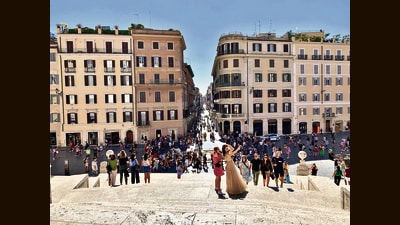 Selfies on the Spanish Steps in Rome. (Chabe01 / Wikimedia Commons) Selfies on the Spanish Steps in Rome. (Chabe01 / Wikimedia Commons)