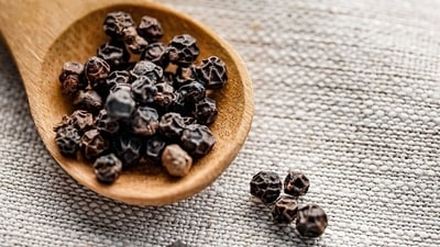 4. Black pepper: Kali mirch helps boost flavour of your food as well as burn fat. This is due to a compound called piperine which helps boost fat metabolism and even aid belly fat loss. (Pixabay) 4. Black pepper: Kali mirch helps boost flavour of your food as well as burn fat. This is due to a compound called piperine which helps boost fat metabolism and even aid belly fat loss. (Pixabay)