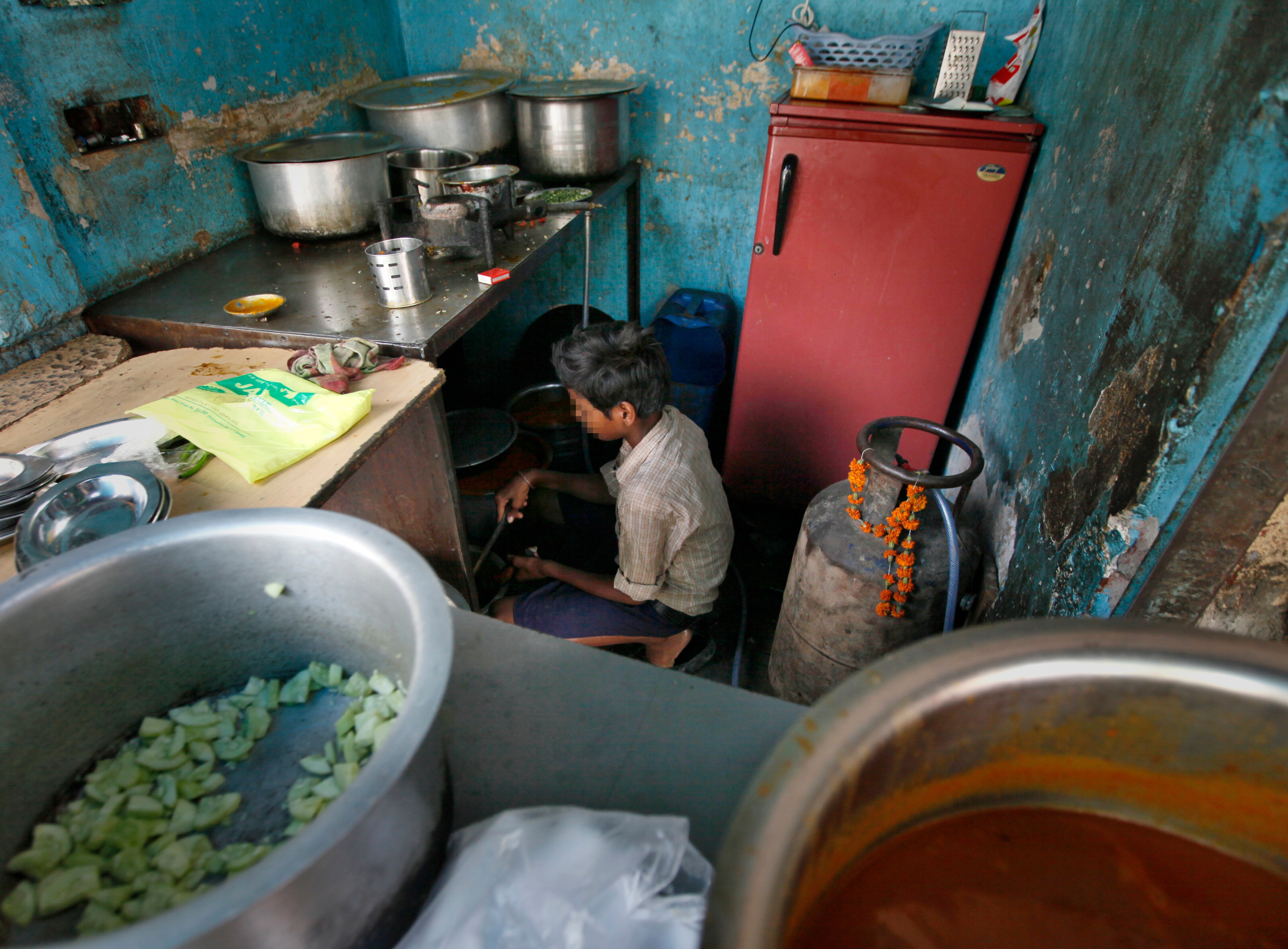 A boy working at an eatery in New Delhi. (Raj K Raj/Hindustan Times) A boy working at an eatery in New Delhi. (Raj K Raj/Hindustan Times)