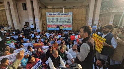 RLD chief Jayant Chaudhry addressing 69,000 teachers at Eco Garden in Lucknow on Saturday. (HT photo)