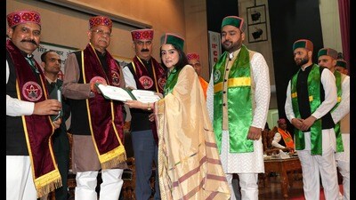 The governor in the presence of the CM awarded merit certificates to 773 students. (HT Photo) The governor in the presence of the CM awarded merit certificates to 773 students. (HT Photo)