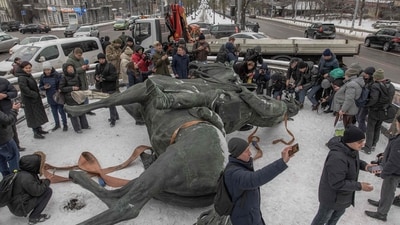 TOPSHOT - People gather around a statue depicting Red Army commander Mykola Shchors after it was dismantled as Ukraine's decommunization continues, in Kyiv on December 9, 2023, amid the Russian invasion of Ukraine. (Photo by Roman PILIPEY / AFP) (AFP) TOPSHOT - People gather around a statue depicting Red Army commander Mykola Shchors after it was dismantled as Ukraine's decommunization continues, in Kyiv on December 9, 2023, amid the Russian invasion of Ukraine. (Photo by Roman PILIPEY / AFP) (AFP)