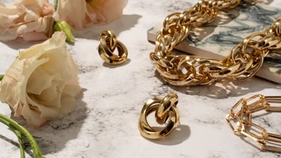 Discover the art of pairing and showcasing gold pieces to make a lasting style statement. (Freepik) Discover the art of pairing and showcasing gold pieces to make a lasting style statement. (Freepik)