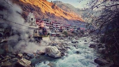 Manikaran, Himachal Pradesh: The Manikaran Sahib shrine is renowned for its Shiva temple, hot springs, and Gurudwara Sahib. The temple premises include separate hot water pools for men and women, equipped with showers and changing room facilities.&nbsp; (Unsplash)