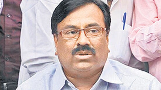 A file photo of BJP leader and minister Sudhir Mungantiwar addressing the media in Mumbai.(Anshuman Poyrekar/HT photo)