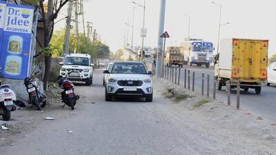Cars travelling on the wrong side and due the incomplete work of the service road along the Southern bypass near the Guru Nanak Colony in Ludhiana. (Manish/HT) Cars travelling on the wrong side and due the incomplete work of the service road along the Southern bypass near the Guru Nanak Colony in Ludhiana. (Manish/HT)