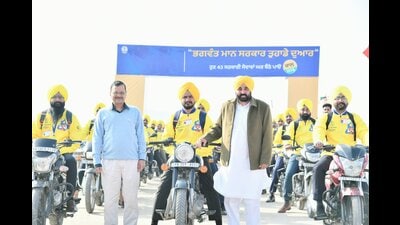 Chief minister Bhagwant Mann and Aam Aadmi Party national convener Arvind Kejriwal flag off ‘mobile sahayaks’ to facilitate people in availing the benefits of this scheme. (HT photo) Chief minister Bhagwant Mann and Aam Aadmi Party national convener Arvind Kejriwal flag off ‘mobile sahayaks’ to facilitate people in availing the benefits of this scheme. (HT photo)