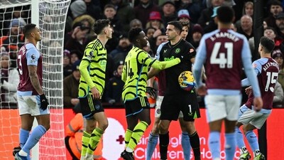 Arsenal's German midfielder #29 Kai Havertz argues with Aston Villa's Argentinian goalkeeper #01 Emiliano Martinez during the English Premier League football match between Aston Villa and Arsenal at Villa Park (AFP)
