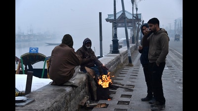 People warm themself during a cold and foggy morning at Dal Lake in Srinagar on Sunday. (Waseem Andrabi/HT) People warm themself during a cold and foggy morning at Dal Lake in Srinagar on Sunday. (Waseem Andrabi/HT)