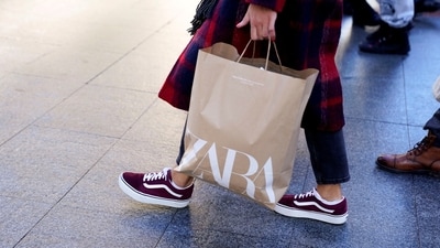 FILE PHOTO: A shopper carries a bag from Zara clothes store, part of the Spanish Inditex group, in Bilbao, Spain, November 30, 2021. REUTERS/Vincent West/File Photo (REUTERS)