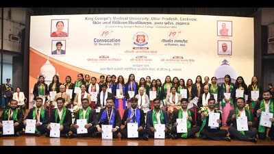 governor Anandiben Patel with medal winners at KGMU Convocation ceremony on Sunday. (HT photo) governor Anandiben Patel with medal winners at KGMU Convocation ceremony on Sunday. (HT photo)