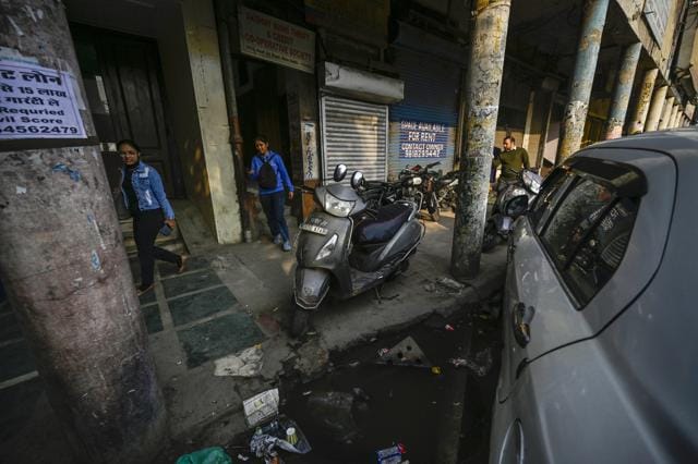 Besides the general wear and tears, at several places drains along Asaf Ali Road are overflowing. (Raj K Raj/HT Photo) Besides the general wear and tears, at several places drains along Asaf Ali Road are overflowing. (Raj K Raj/HT Photo)