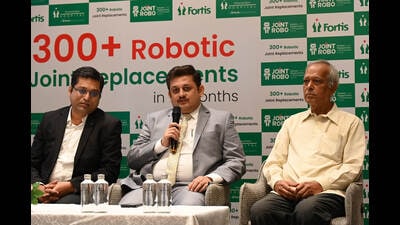 Fortis Hiranandani Hospital Vashi’s Dr Pramod Bhor, Director-Orthopaedic Surgery and his team achieved a remarkable milestone of conducting 287 successful robotic knee replacement surgeries in a span of 17 months at Vashi in Navi Mumbai, India, on Friday, December 8, 2023. (Bachchan Kumar/ HT PHOTO) Fortis Hiranandani Hospital Vashi’s Dr Pramod Bhor, Director-Orthopaedic Surgery and his team achieved a remarkable milestone of conducting 287 successful robotic knee replacement surgeries in a span of 17 months at Vashi in Navi Mumbai, India, on Friday, December 8, 2023. (Bachchan Kumar/ HT PHOTO)