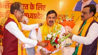 Madhya Pradesh’s new chief minstMohan Yadav being greeted by outgoing CM Shivraj Singh Chouhan and BJP state president VD Sharma in Bhopal on Monday. (PTI) (HT_PRINT) Madhya Pradesh’s new chief minstMohan Yadav being greeted by outgoing CM Shivraj Singh Chouhan and BJP state president VD Sharma in Bhopal on Monday. (PTI) (HT_PRINT)